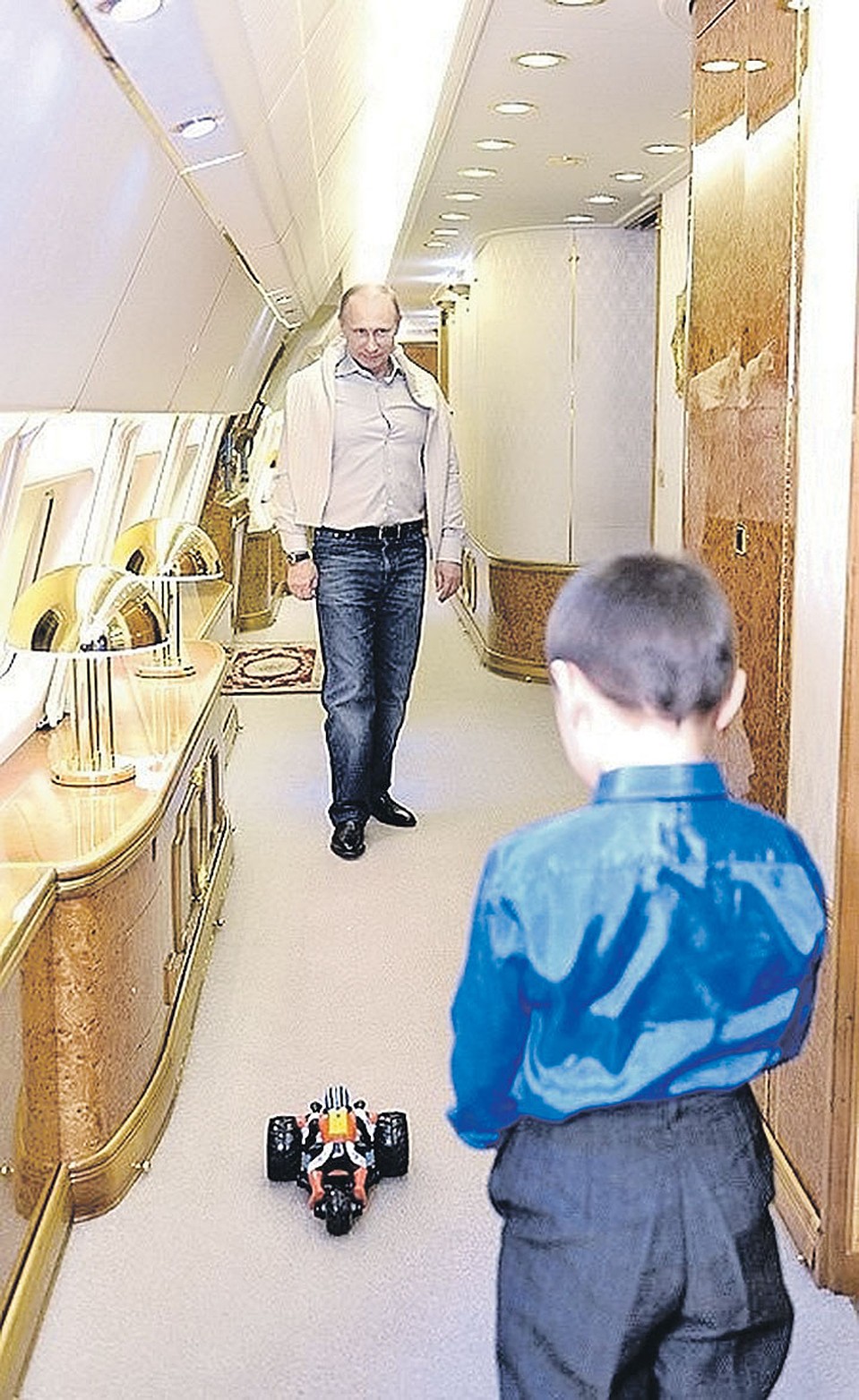 В лайнере Путина, как в вагоне, - длинный коридор, по которому президент даже как-то гонял машинки с сыном погибшего бойца МЧС. Фото: GLOBAL LOOK PRESS