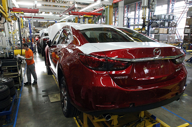 Сотрудники завода работают на линии сборки автомобилей Mazda 6 автозавода «Mazda Соллерс Мануфэкчуринг Рус» во Владивостоке.