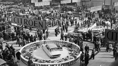 Стенд компании Citroën на Парижской автовыставке 1955 г.